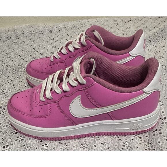 Unisex Youth NIKE AIR FORCE 1 PLAYFUL PINK/WHITE (FV5948 600) Size 4 Youth - Picture 1 of 8